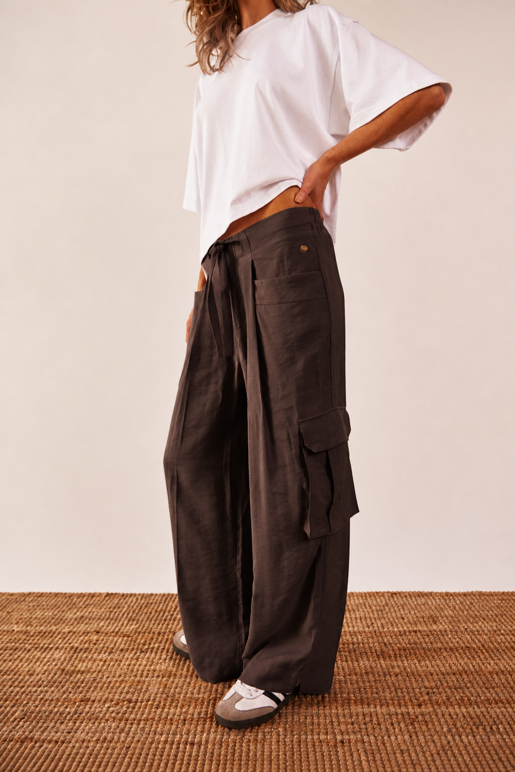 Pantalón cargo bolsillos laterales café