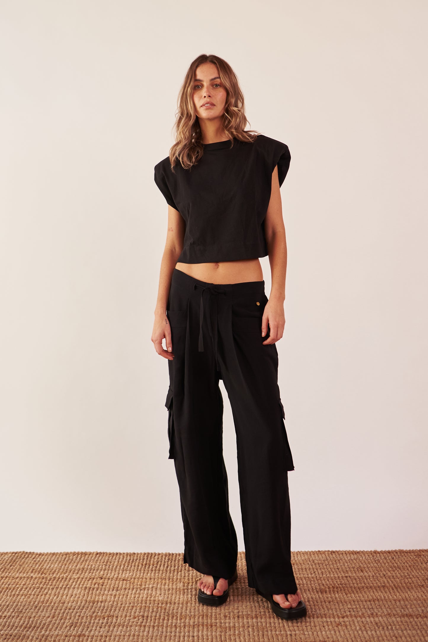 Pantalón cargo bolsillos laterales negro - R O P A J E