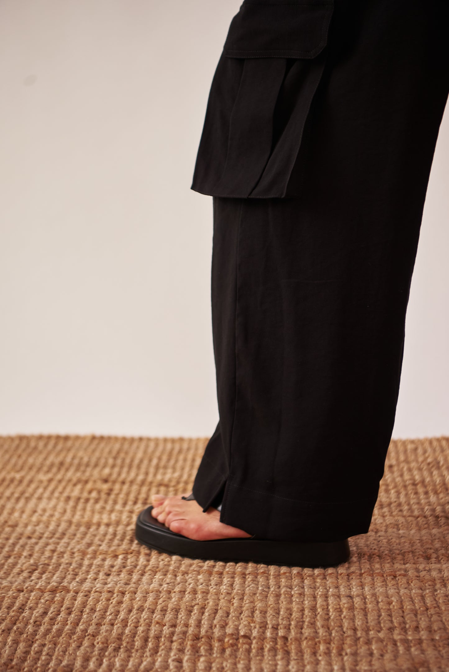Pantalón cargo bolsillos laterales negro - R O P A J E