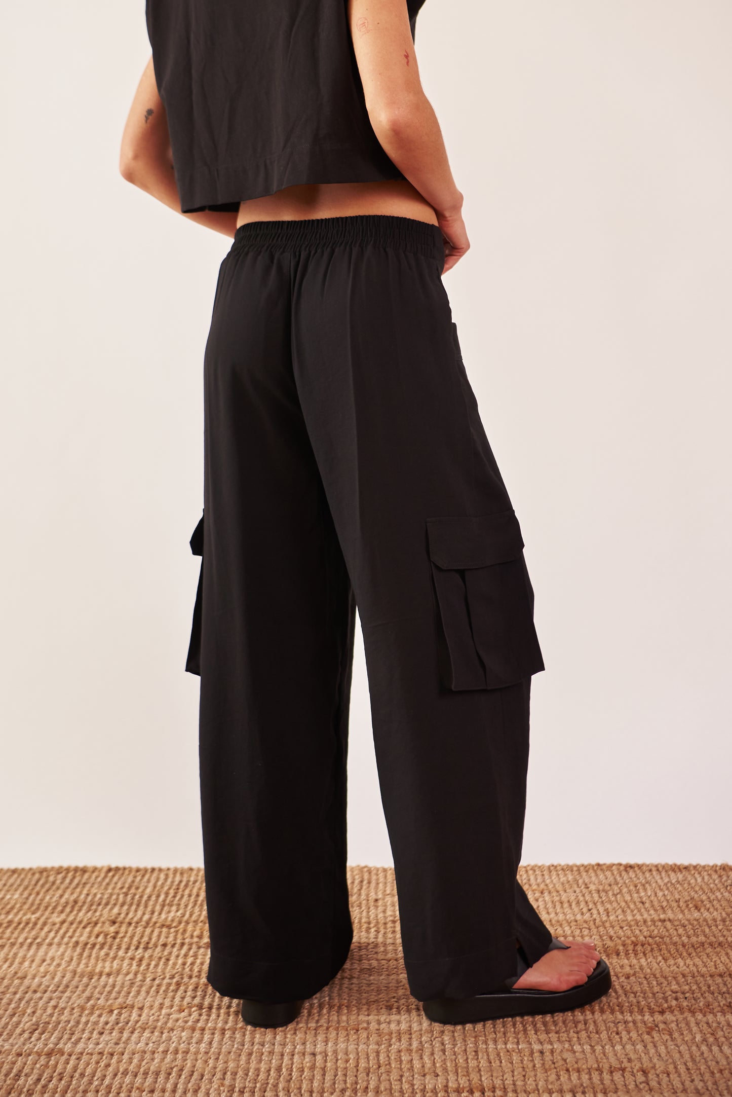 Pantalón cargo bolsillos laterales negro - R O P A J E