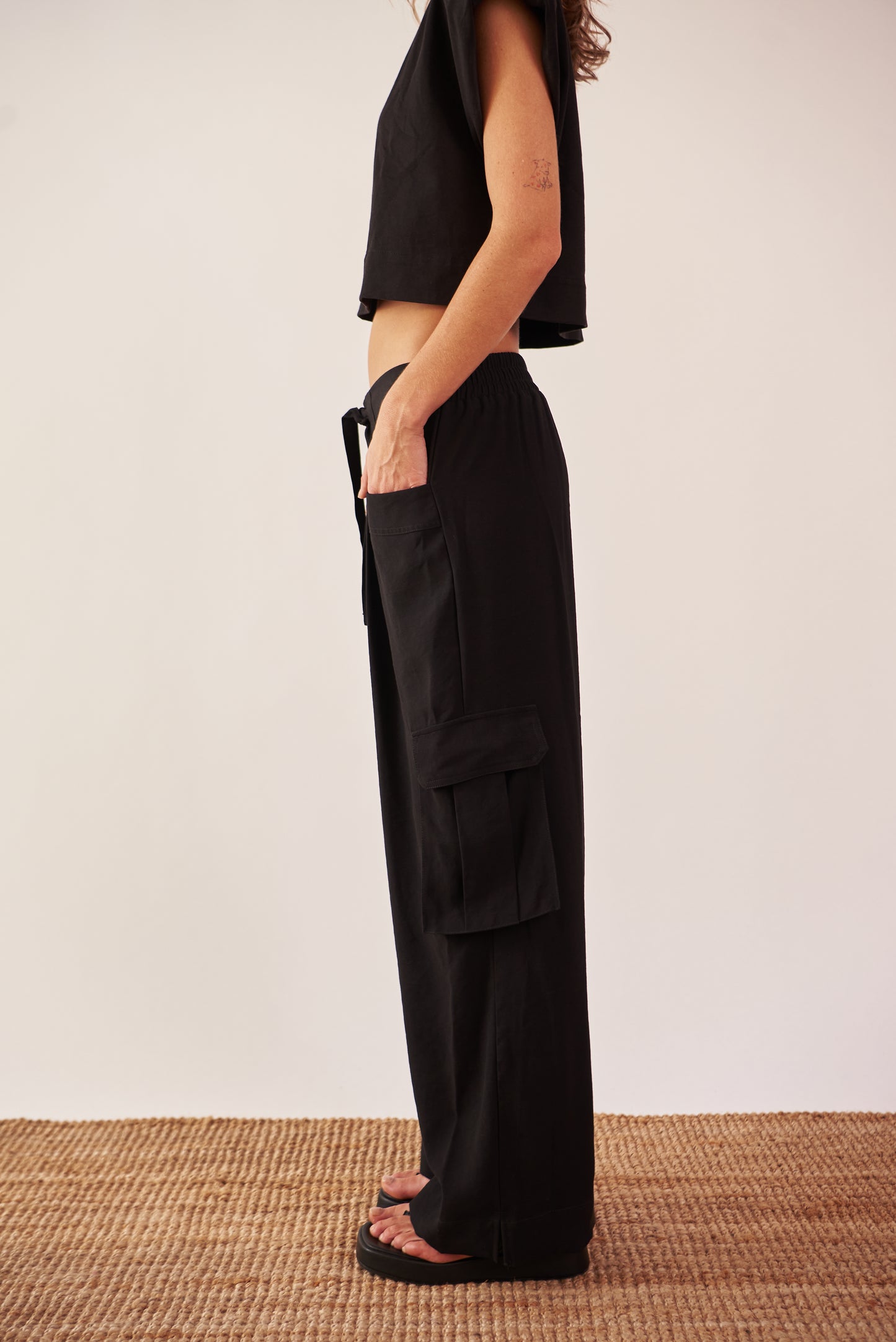 Pantalón cargo bolsillos laterales negro - R O P A J E