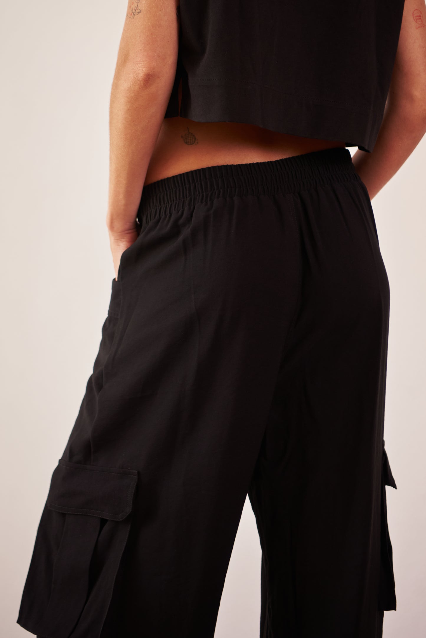 Pantalón cargo bolsillos laterales negro - R O P A J E