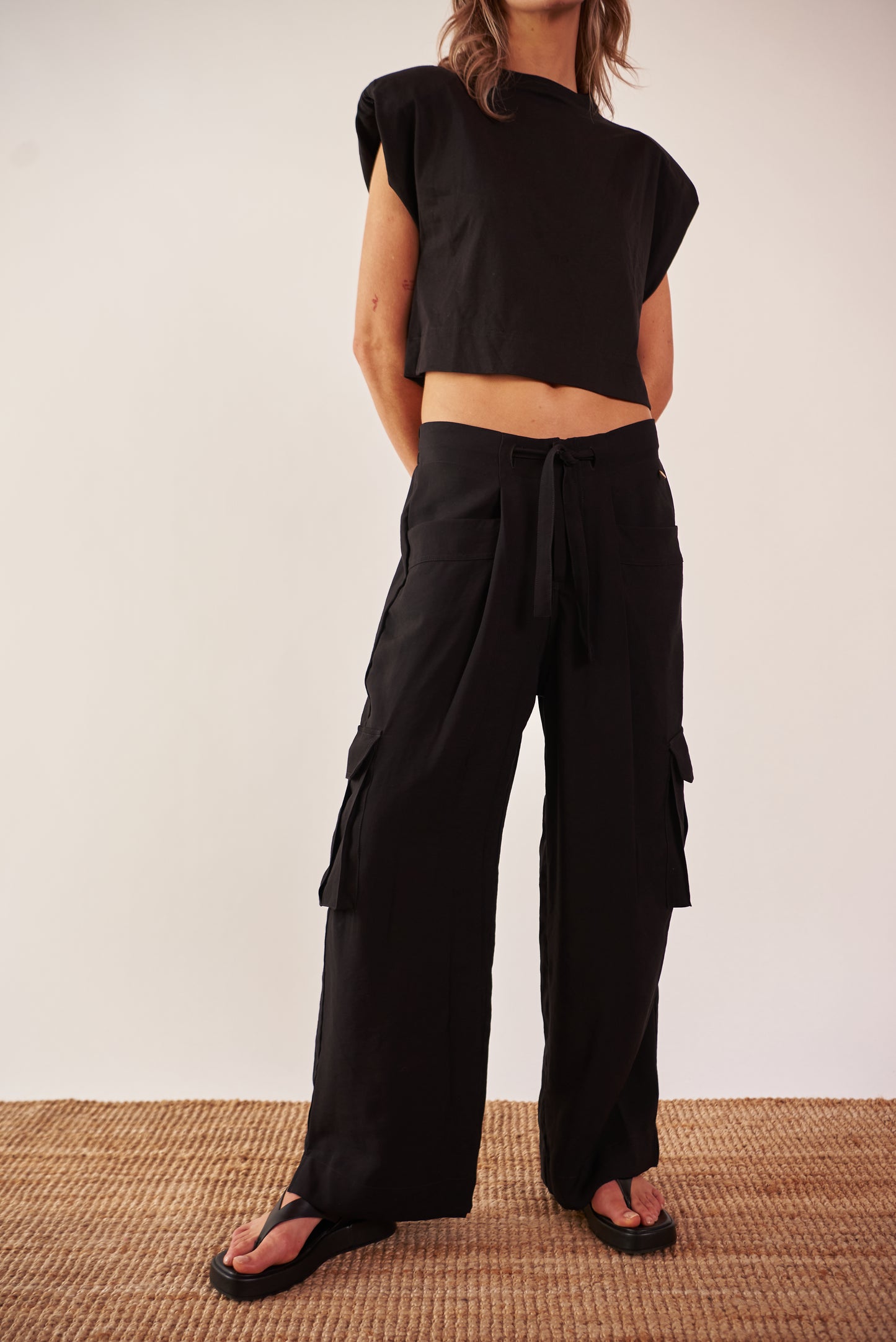 Pantalón cargo bolsillos laterales negro - R O P A J E