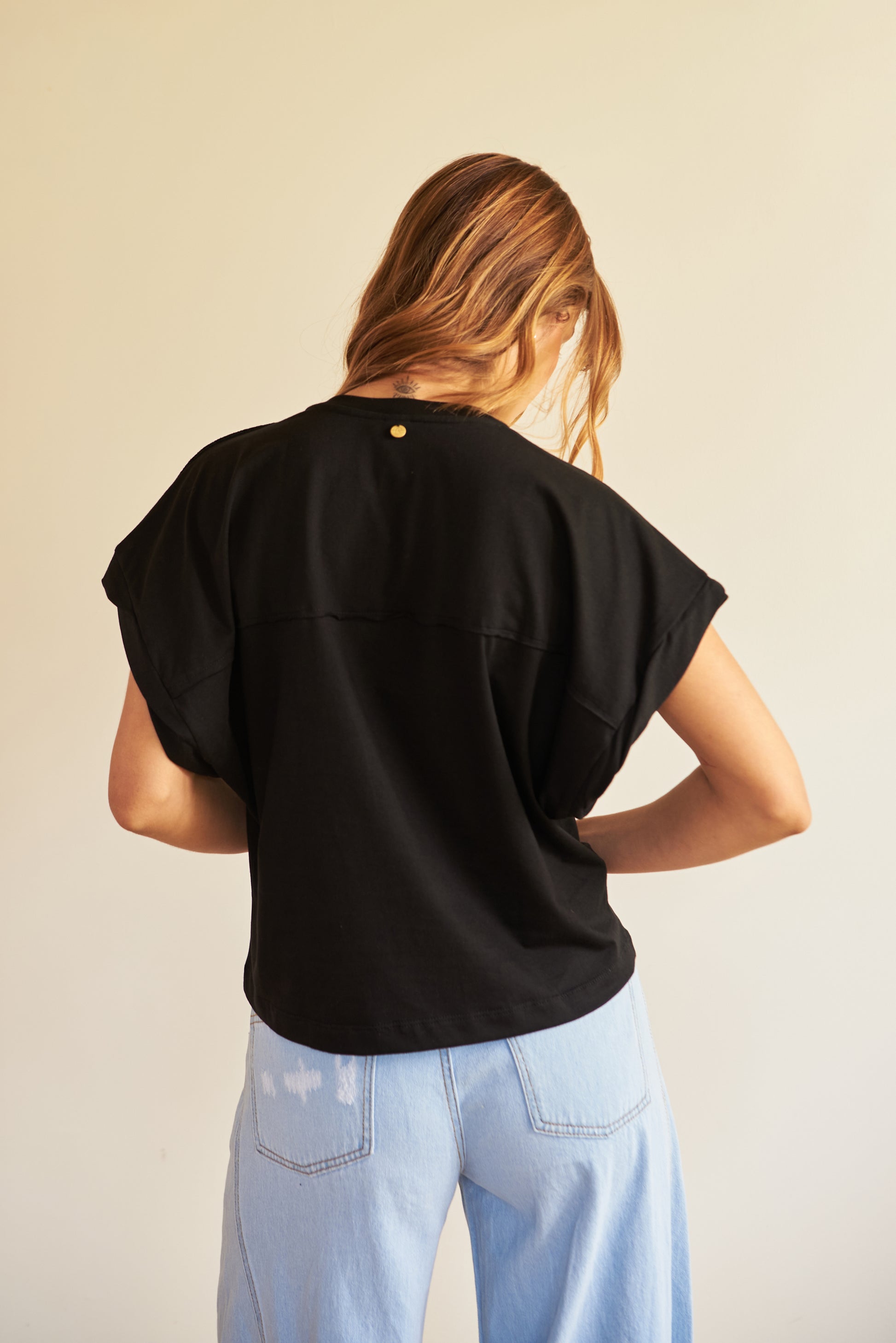 Camiseta Manga Entorchada - R O P A J E   --