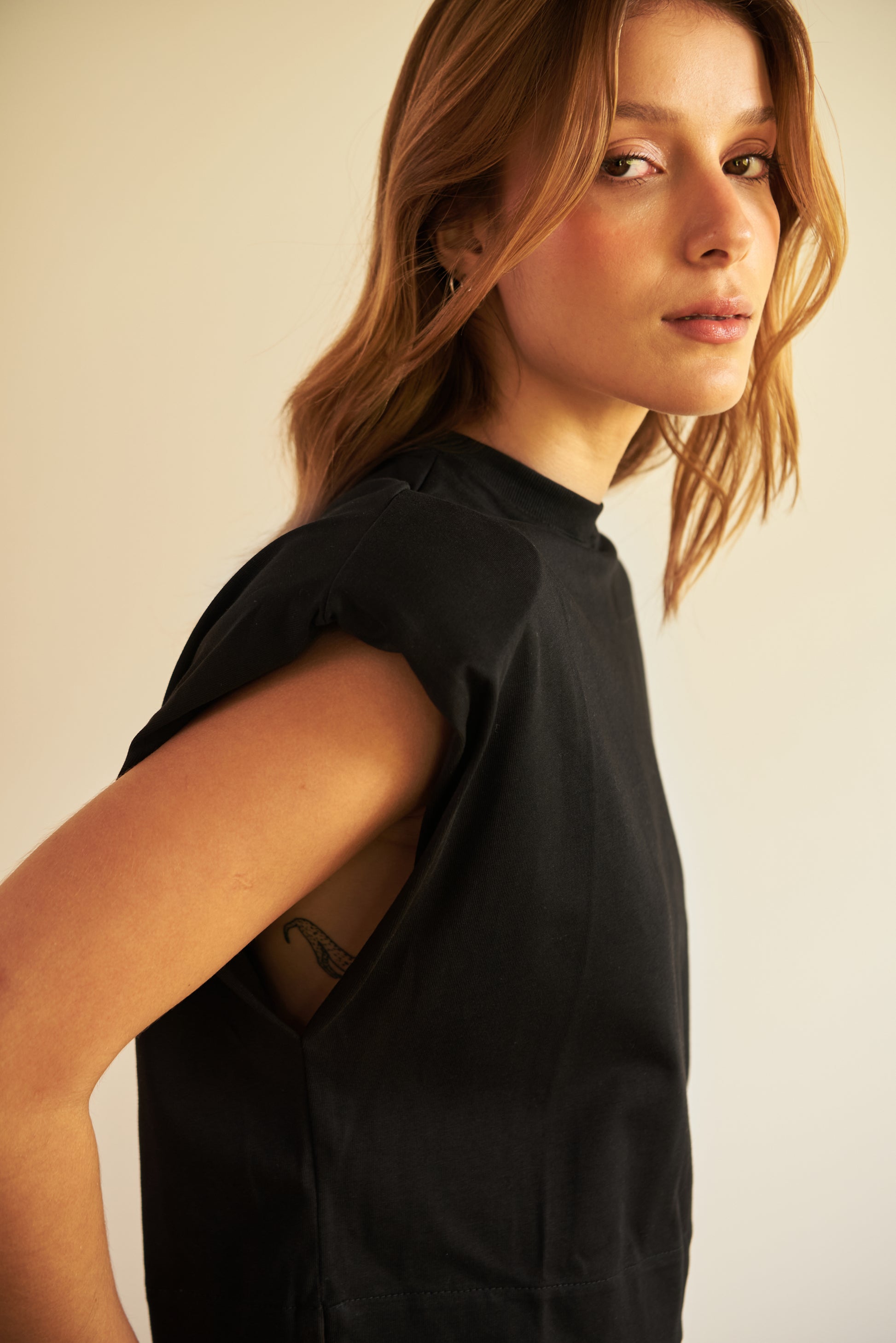 Camiseta Boxy Hombreras - R O P A J E   -