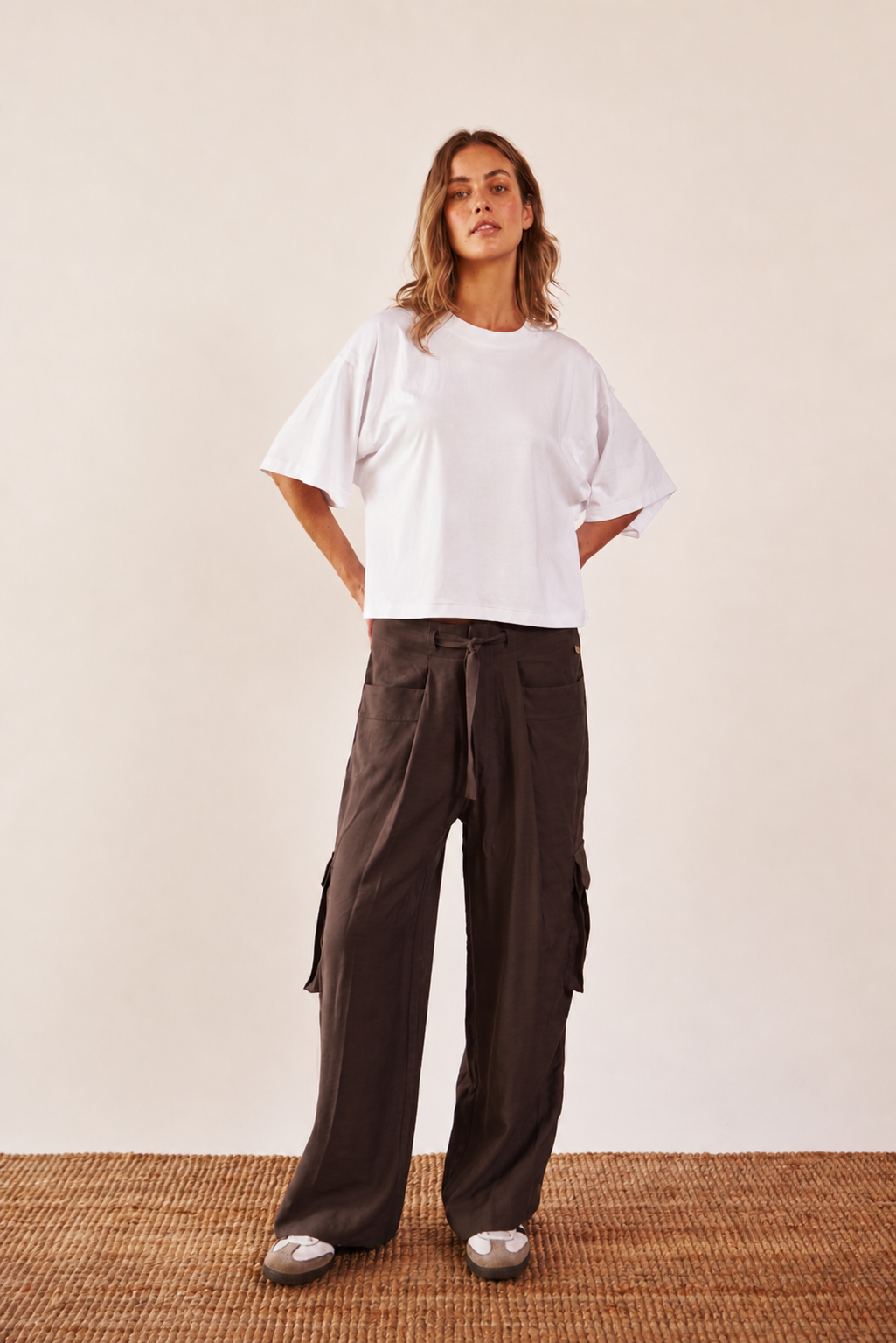 Pantalón cargo bolsillos laterales café
