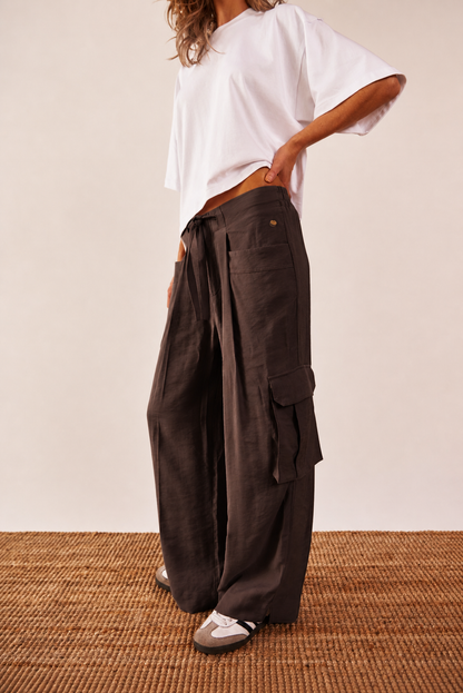 Pantalón cargo bolsillos laterales café
