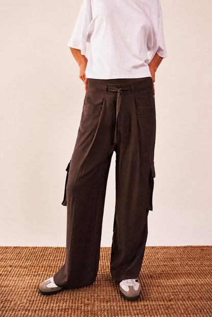 Pantalón cargo bolsillos laterales café
