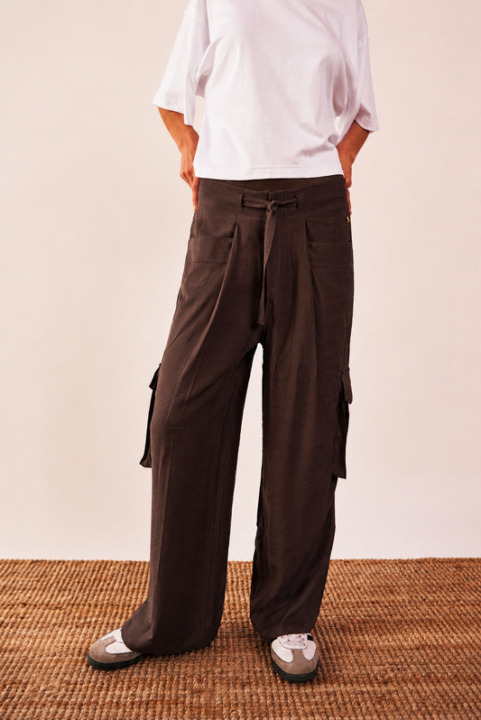 Pantalón cargo bolsillos laterales café