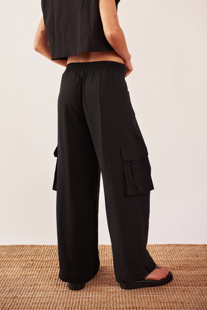 Pantalón cargo bolsillos laterales negro - R O P A J E   