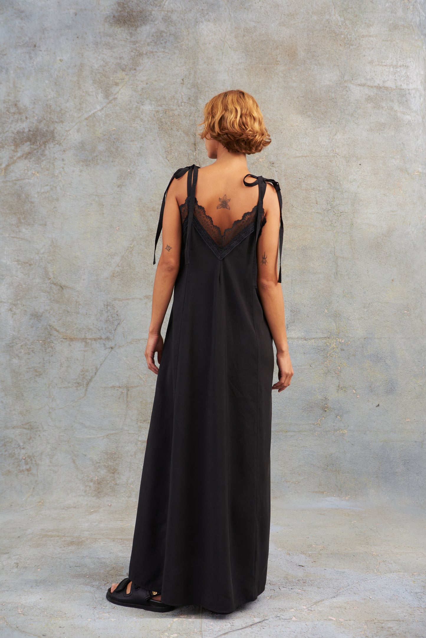 Vestido Cuello V Encaje